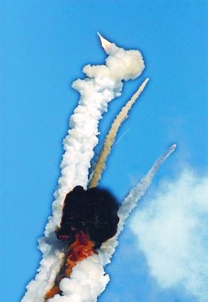 印度一枚搭载通讯卫星的运载火箭25日发射后不久失控并偏离航向.