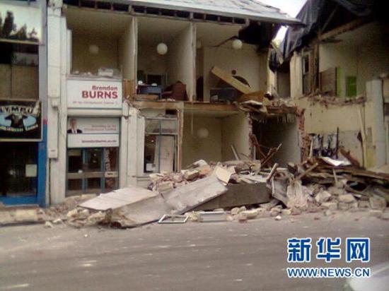 图为在地震中受损的建筑物。新华社发（伯恩斯摄）