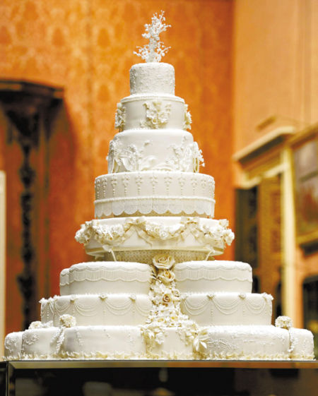 婚礼当天5000次钟声此起彼伏地敲响●8万英镑:8层的婚礼蛋糕高度为2