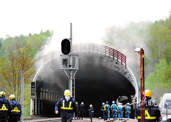 火车撞隧道的污图图片