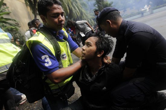 马来西亚释放1667名示威者