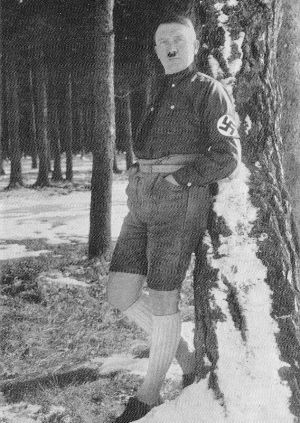 近日,一张希特勒穿着皮短裤摆pose的照片曝光,显示了这个魔头在生活