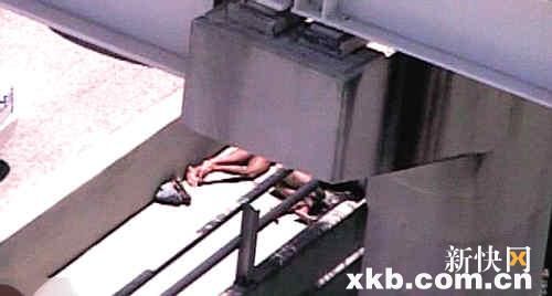 丧尸来了?裸男当街啃人脸