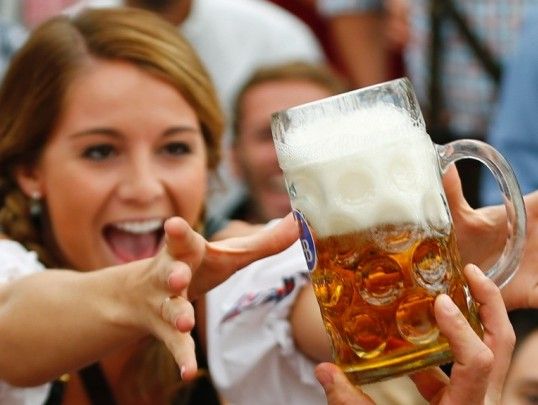 德国慕尼黑啤酒节游客超640万 共喝啤酒670万升