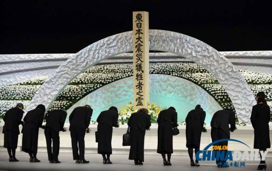 安倍在亡者灵位前鞠躬纪念日本大地震三周年1中国日报网