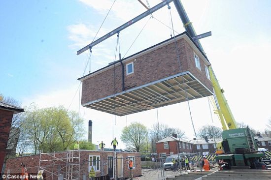 英国首座"速成"房屋落成 吊车快递现场拼装[1]- 中国日报网