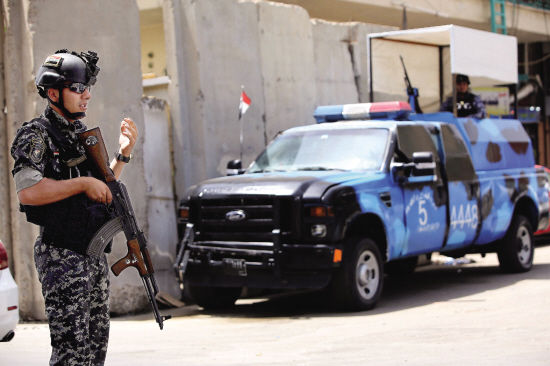 当地时间12日,伊拉克巴格达警察驻守检查站,加强检查.   (cfp供图)