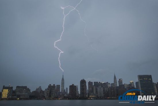 美国纽约连降暴雨帝国大厦再遭闪电击中图