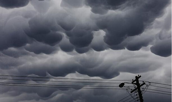 悉尼天空中出现很多奇形怪状的云朵,酷似科幻大片里的景象.