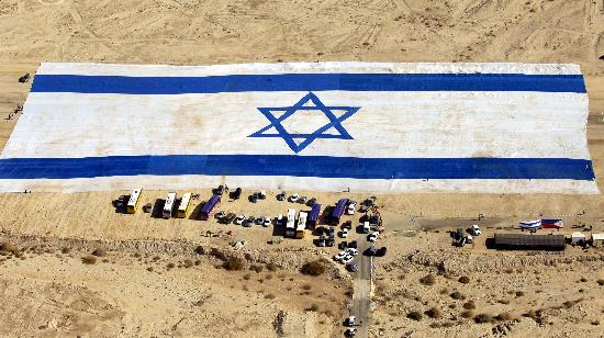 图文:以色列摊开世界最大国旗(2)