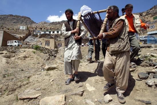 图片 正文   5月5日,在阿富汗喀布尔,人们运送一名在爆炸中死亡的儿童