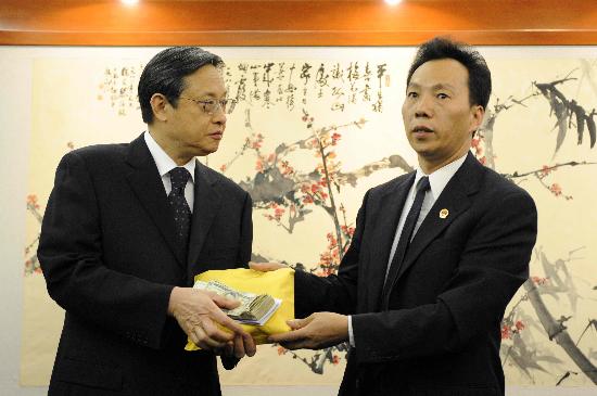 美国侨界和学界的代表为中国汶川地震灾区捐款