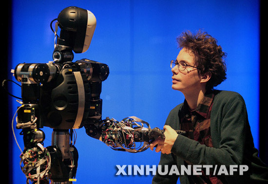 组图:英国智能机器人可模仿多种人类姿势