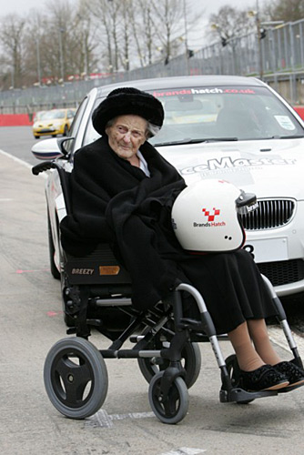 组图:英国百岁老太太用飙车庆祝生日