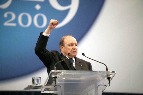 阿尔及利亚现任总统以压倒性优势连任(组图)