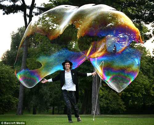 英国男子吹出世界最大肥皂泡(组图)