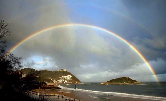 图文:西班牙拉孔查湾雨后出现双虹