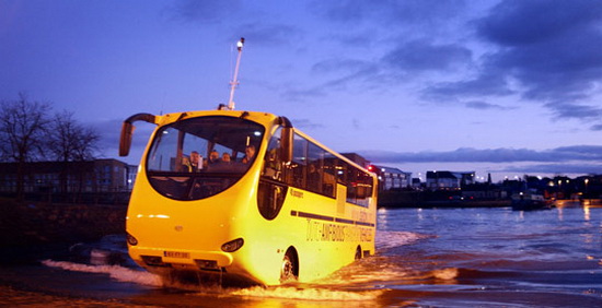 英国首辆水陆两栖公交车试运行(组图)