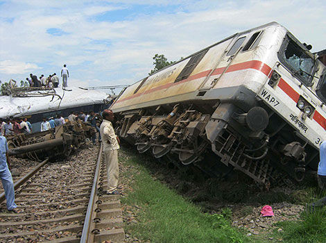 印度客运列车脱轨已造成53人死亡
