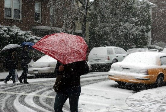 10月29日，在纽约曼哈顿，行人在暴风雪中艰难行走。新华社记者王成云摄