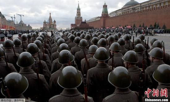 1941年11月7日,在德国法西斯军队兵临莫斯科城下之际,苏联红军在红场