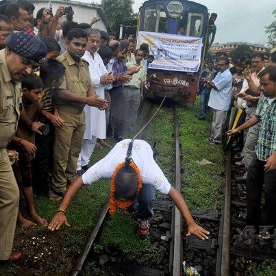 另类大力士牙齿拉飞机辫子拖火车组图