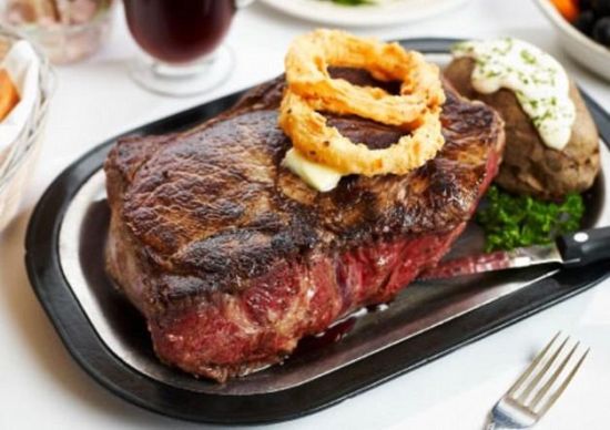 斯凯勒挑战巨无霸牛排.(图片来源:英国媒体)