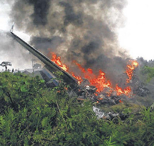印尼一小飞机遭雷电袭击 机上四人全部遇难(图)