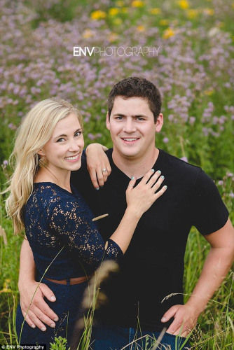 情侣野外拍摄订婚照捕捉到闪电作壮观背景图