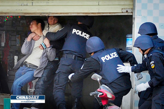 云南省昆明市发生一起劫持人质事件,警方火速出动,成功解救人质,犯罪