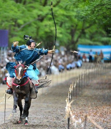 日本京都举行传统骑射仪式 参加者骑马射击(图)_新浪新闻