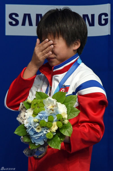 因为在颁奖仪式上痛哭不已,有网友评论称金国香像