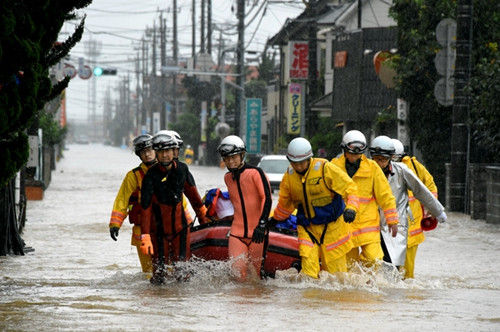 日本两条大河相继决堤 洪水入城区千人被困(图)