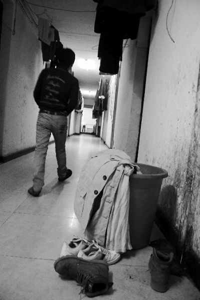 某高校学生宿舍,学生扔掉的衣服,鞋子等垃圾. 记者 张路桥 摄