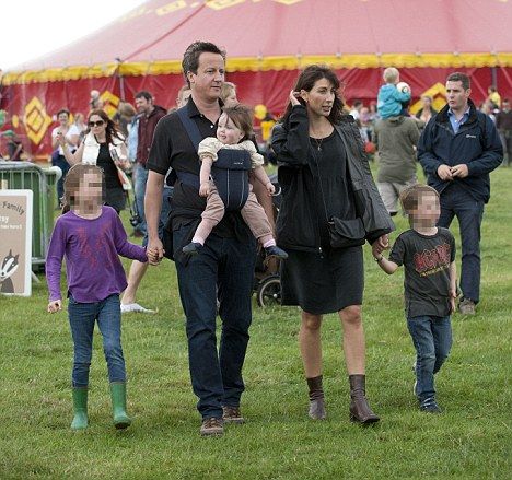 卡梅伦家的三个孩子分别是8岁的南希(左),6岁的阿瑟(右)和20个月大的