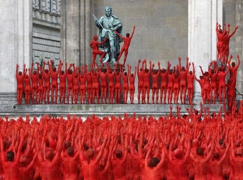 摄影师图尼克的最新作品描绘上千人在广场"裸舞",为慕尼黑歌剧节开幕