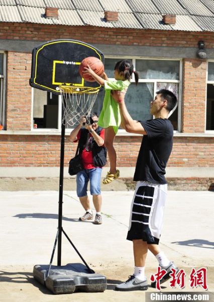 林书豪抱起一名小朋友"扣篮".