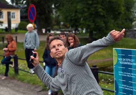 芬兰超囧扔手机大赛18岁少年创纪录夺冠
