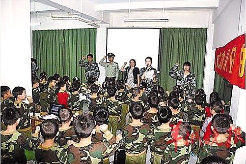 14日上午，湖北黄梅县哈佛幼儿园86名幼儿进行“我是一名小小兵”的集体宣誓活动