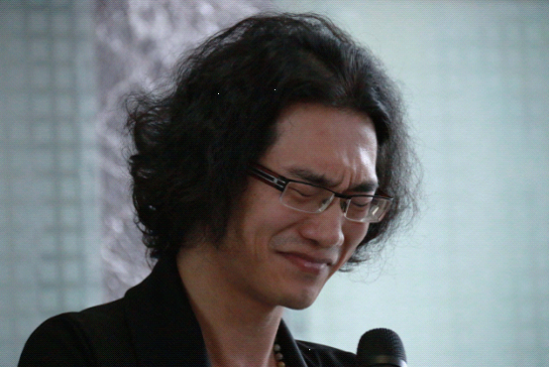 80后鬼才导演田七母校设奖学金挥泪忆恩师