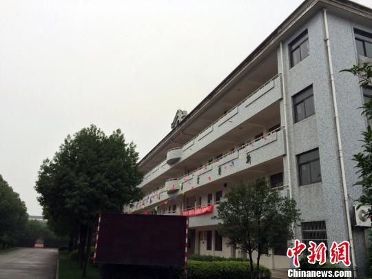 余姚市黄家埠镇初级中学南教学楼,初一的教室在该楼的三楼和四楼.