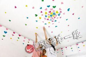 孩子们用贴纸将屋顶装点一新