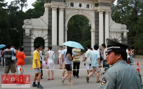 资料图:2006年7月15日,一名保安在清华大学二校门附近维持交通秩序.