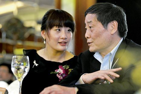 以上是宗庆后和女儿的照片,宗庆后老婆施幼珍,哇哈哈宗庆后家族继