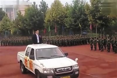 近日,河北科技学院董事长周虎振乘皮卡车"检阅"新生军训.视频截图