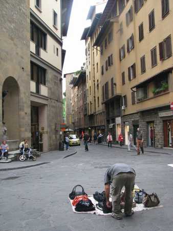 偷拍欧洲的假冒福娃售假摊贩组图