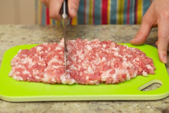 一个猪肉白菜馅的包子，到底能吃到多少真肉？