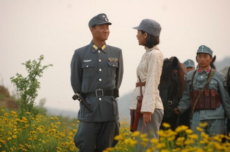 精彩剧照新浪娱乐讯 讲述独立抗日将军肖弋的传奇抗日战斗史的战争大