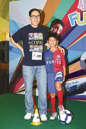 爱足球醉心电影 张坚庭两子各有抱负