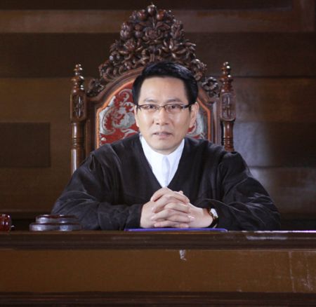 里姚刚"法官"造型新浪娱乐讯 目前,由姚刚,焦恩俊联袂出演的电视剧